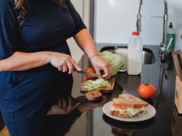 Helps you lose weight more quickly after giving birth. So, just for you, we've put together a list of 10 foods that you can eat while you're pregnant.